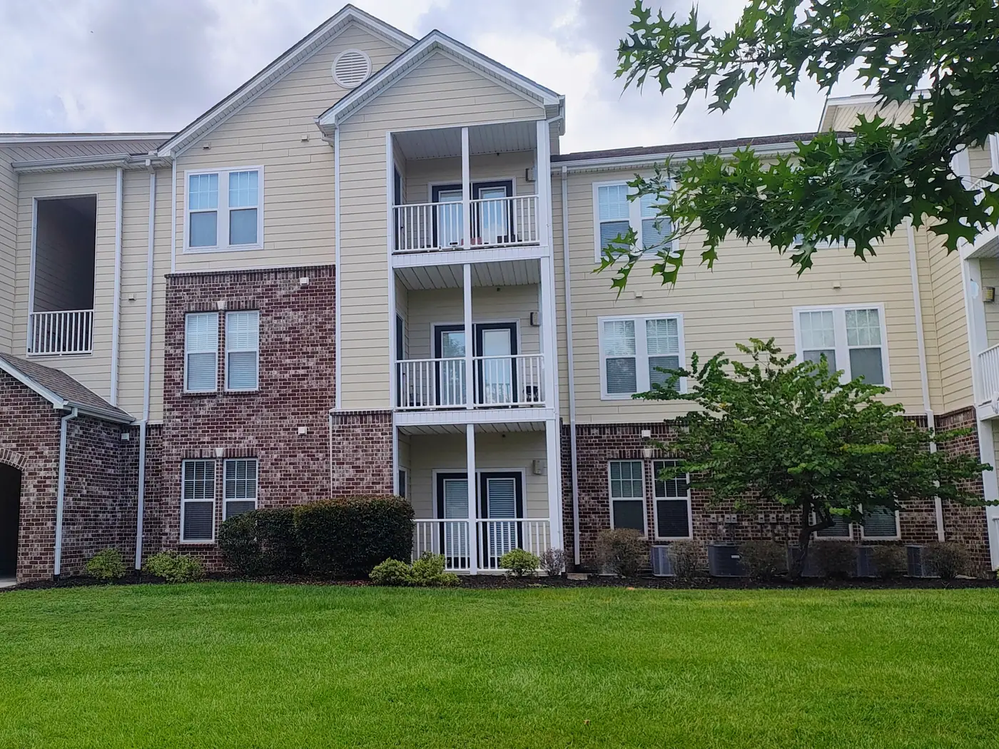 Apartment buildings and lawn at Charleston Apartment Homes