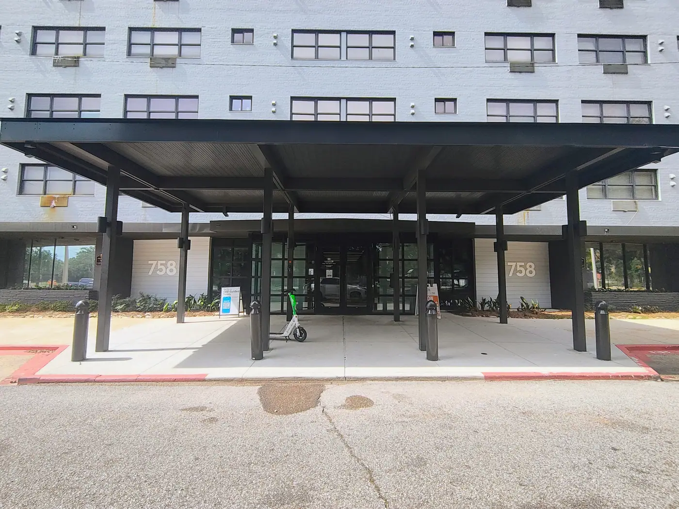 Covered entrance canopy at Elevate 758 in downtown Mobile