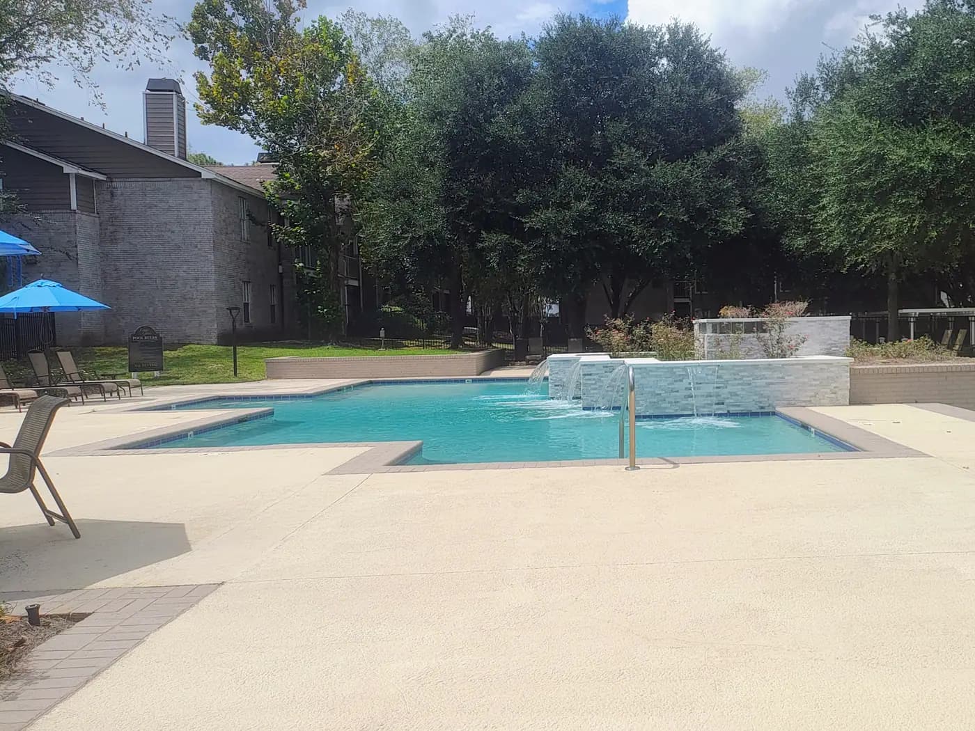 Pool with fountain at Lenox Gates in West Mobile